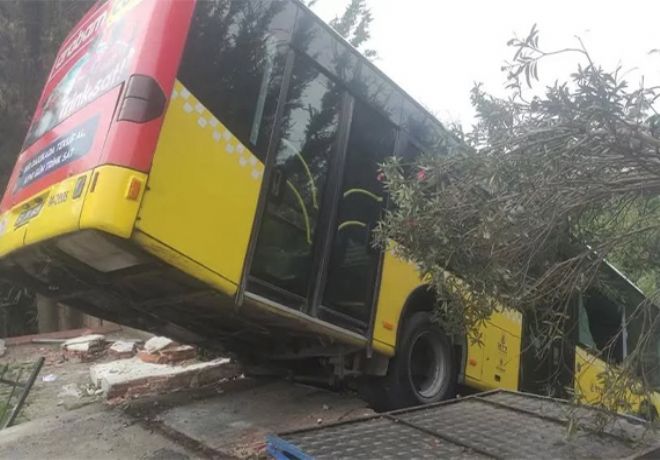 Freni patlayan İETT otobüsü duvarda asılı kaldı