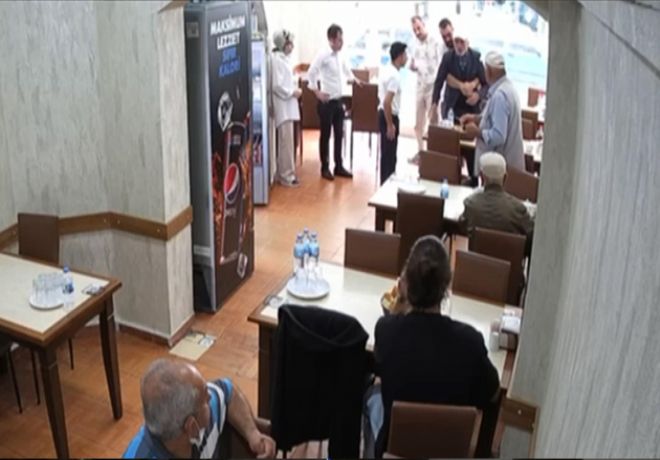 Müşterisini Heimlich ile kurtardı
